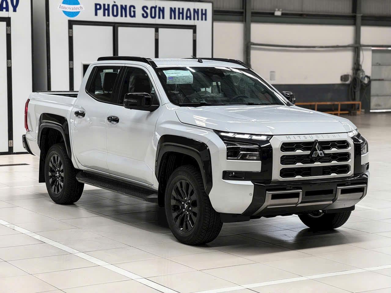Mitsubishi Triton 2 Cầu Athlete 2025 màu trắng