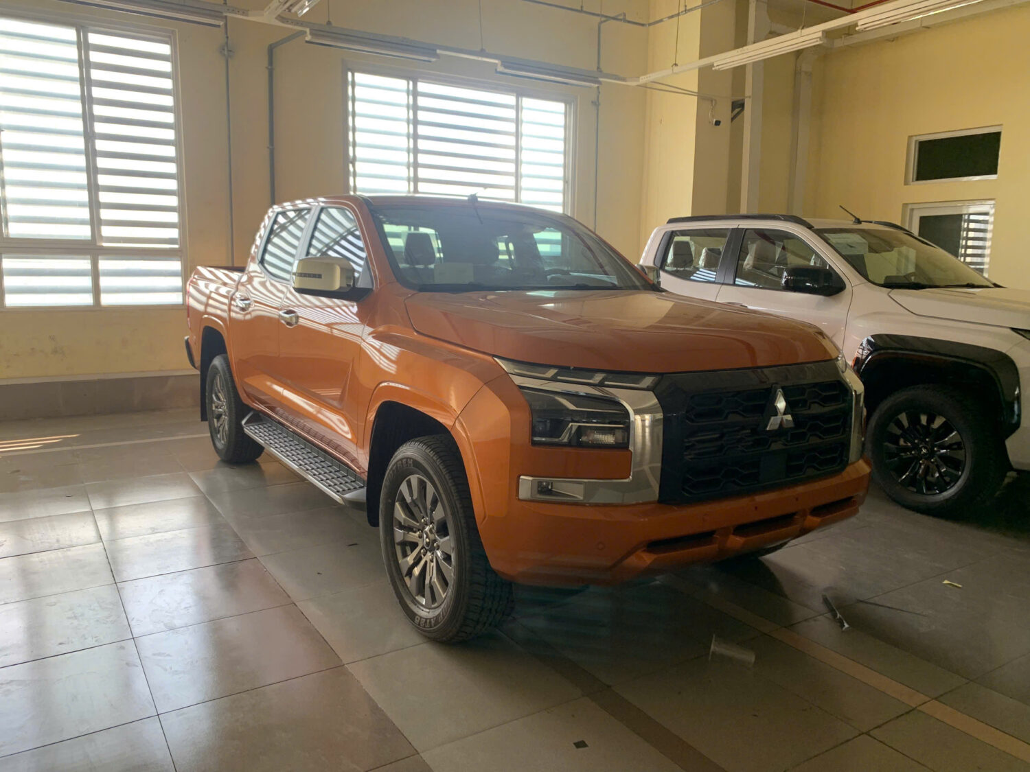 mitsubishi triton premium 2025 màu cam mitsubishi isamco trần hưng đạo