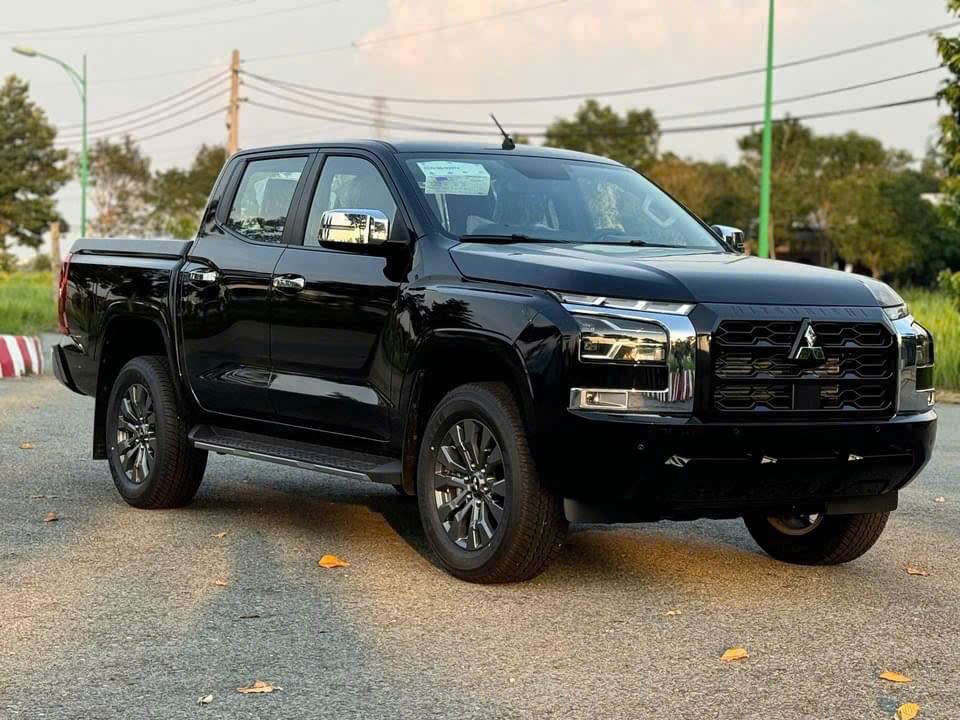 mitsubishi triton premium 2025 màu đen mitsubishi isamco trần hưng đạo