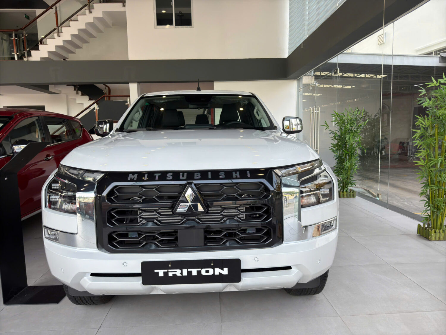 mitsubishi triton premium 2025 màu trắng mitsubishi isamco trần hưng đạo
