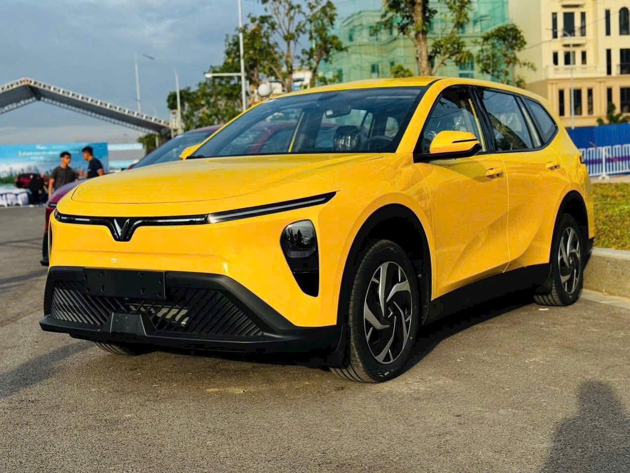 So sánh Xpander và Limo Green chi tiết: Chọn MPV xăng hay điện? - So Sánh Xpander và Limo Green